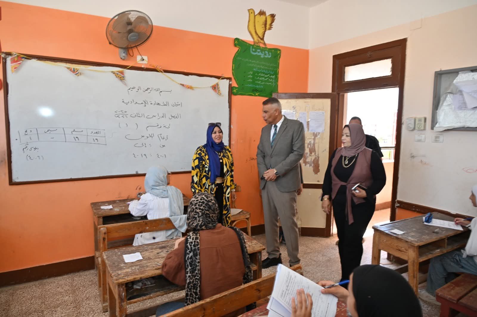 محافظ جنوب سيناء يتابع انتظام امتحانات الشهادة الإعدادية بمدرسة الزهور الإعدادية بنات بطور سيناء
