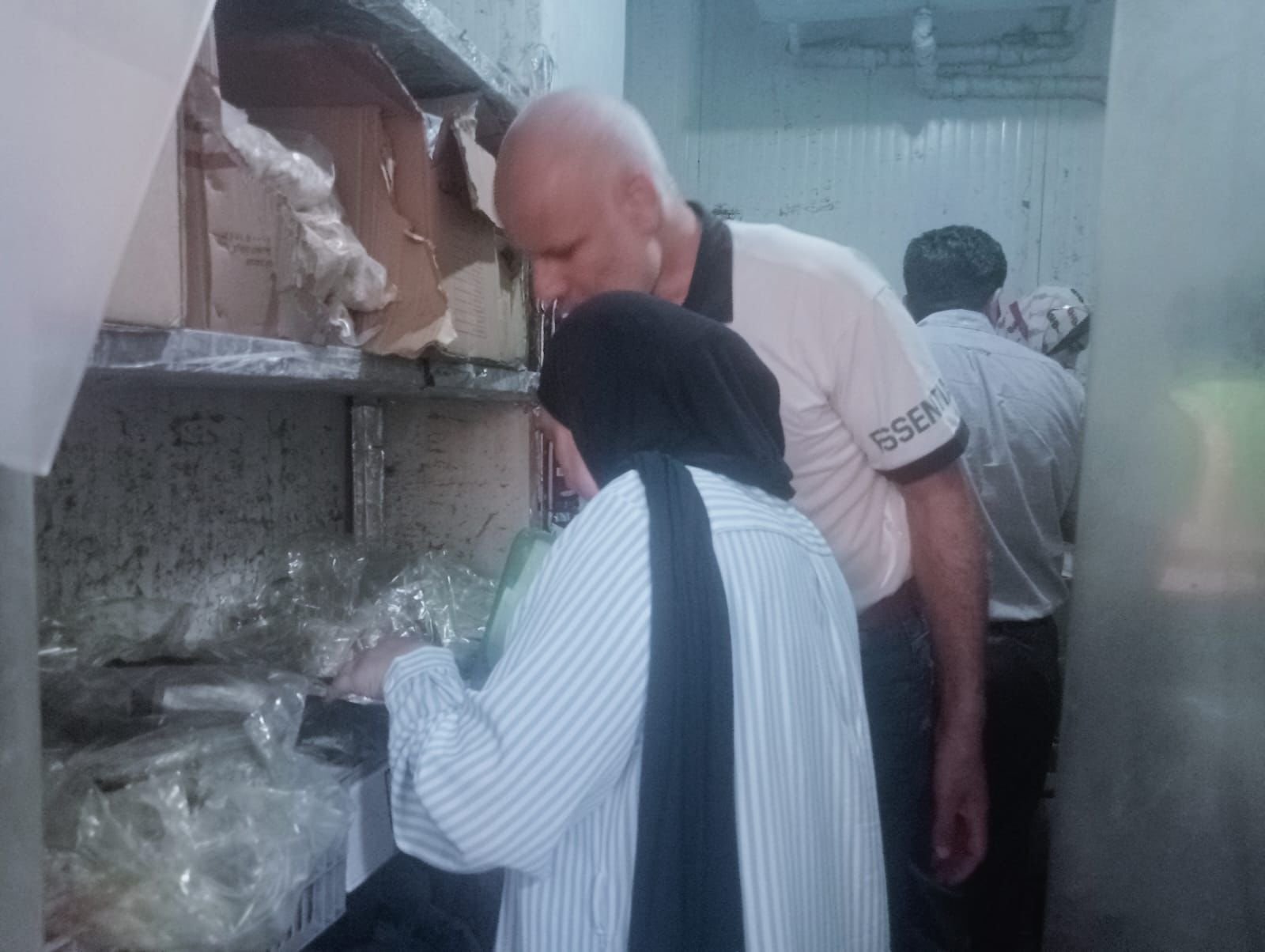 تموين القليوبية بالاشتراك مع مجلس مدينة الخصوص وهيئة سلامة الغذاء يضبطان 445 كجم مصنعات للحوم والدواجن منتهية الصلاحية