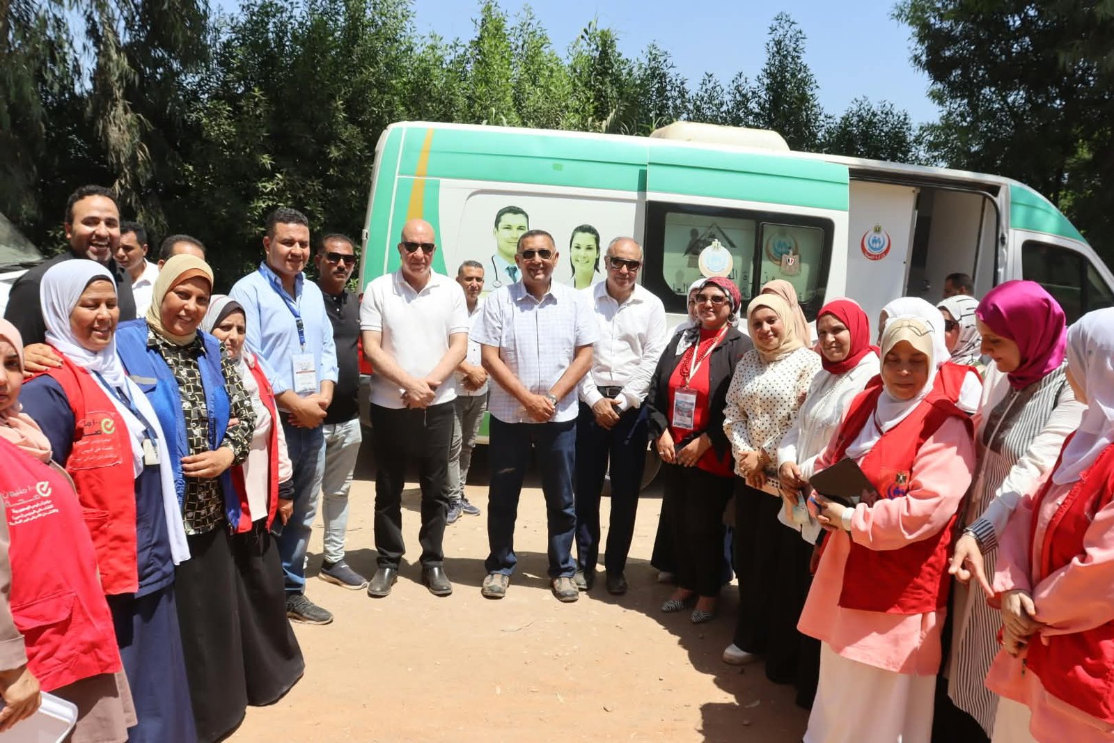 محافظ القليوبية يتفقد القافلة الطبية بقرية كفر الشهاوي بكفر شكر و توفير الرعاية الصحية للمواطنين